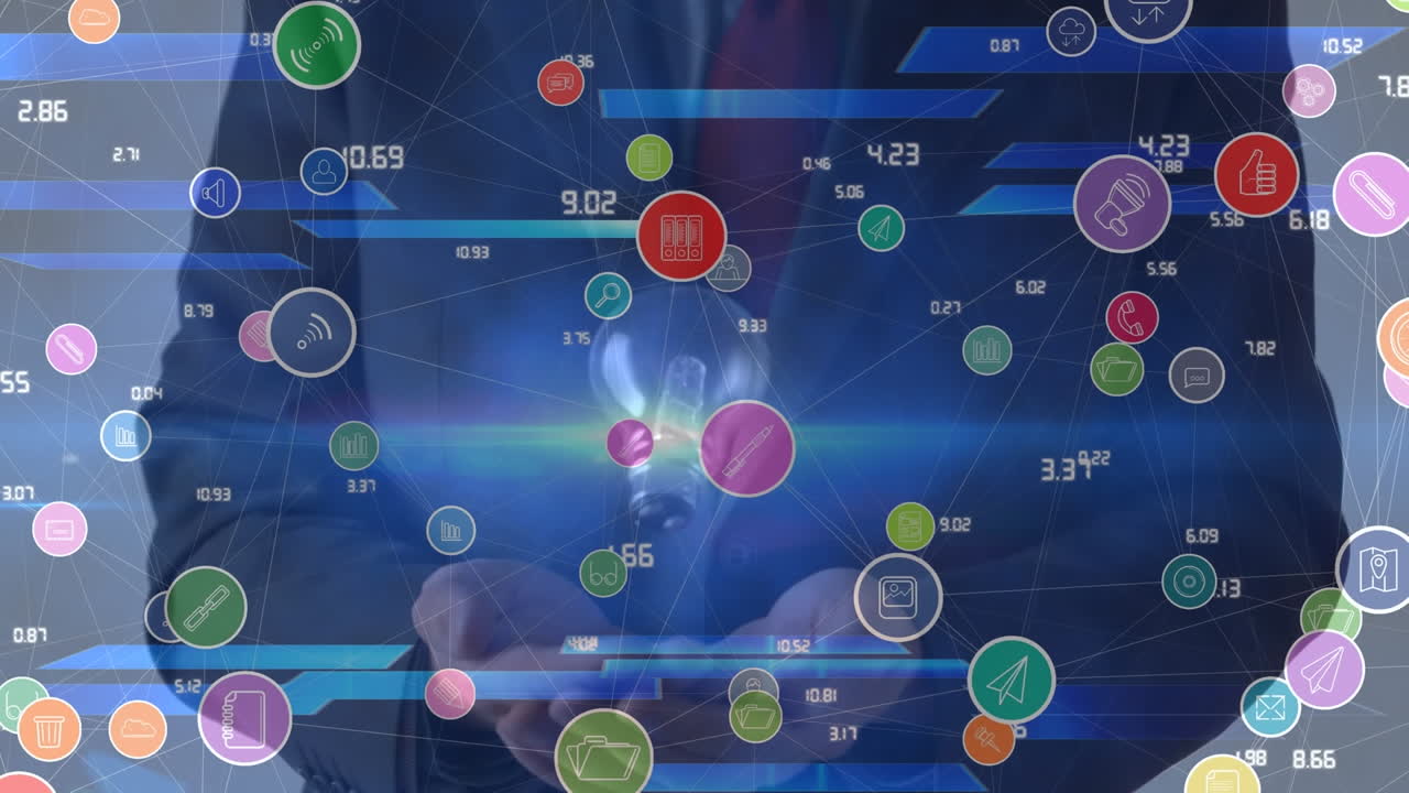 animación de iconos coloridos flotando sobre un hombre de negocios lanzando y atrapando una bombilla