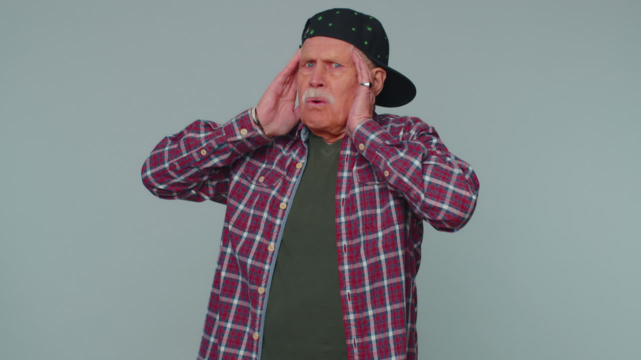 asustado temeroso hombre deprimido expresa su miedo y agita sus manos lejos del peligro, agitando no