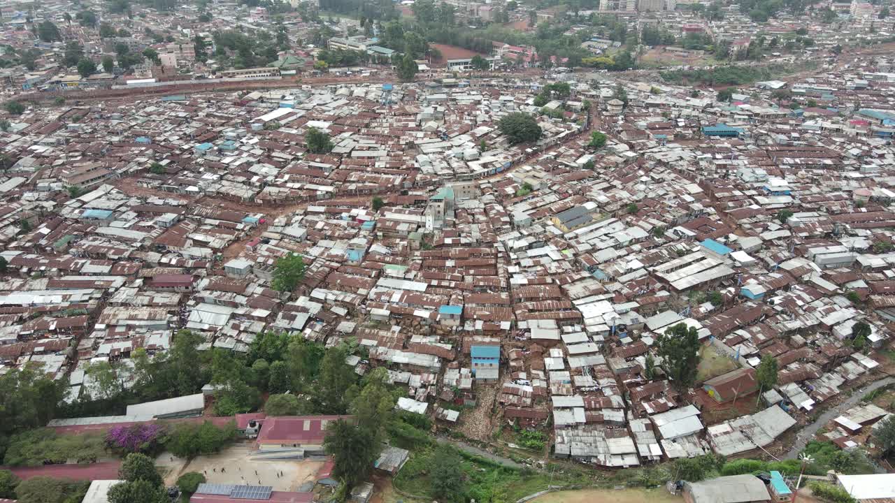 vista aérea, barrio pobre densamente poblado de nairobi, kenia