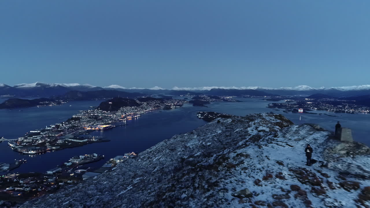 무인 항공기 조종사에 의해 캡처된 노르웨이 올레순의 인구가 많은 항구 시정촌