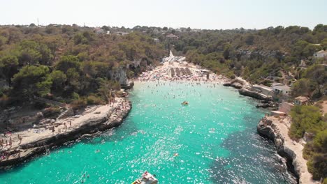 España-Mallorca-Cala-Llombards-Y-Cala-Santanyi-A-4k-24fps-Con-Filtros-Nd-Volando-Con-Un-Dji-Mavic-Air-Con-Hermosas-Vistas-De-Las-Playas,-Rocas,-Barcos-Y-Agua-Azul