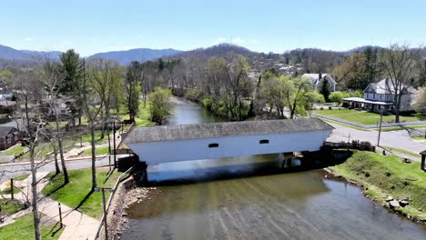 Überdachte-Brücke-Im-Luftorbit-In-Elizabethton,-Tennessee