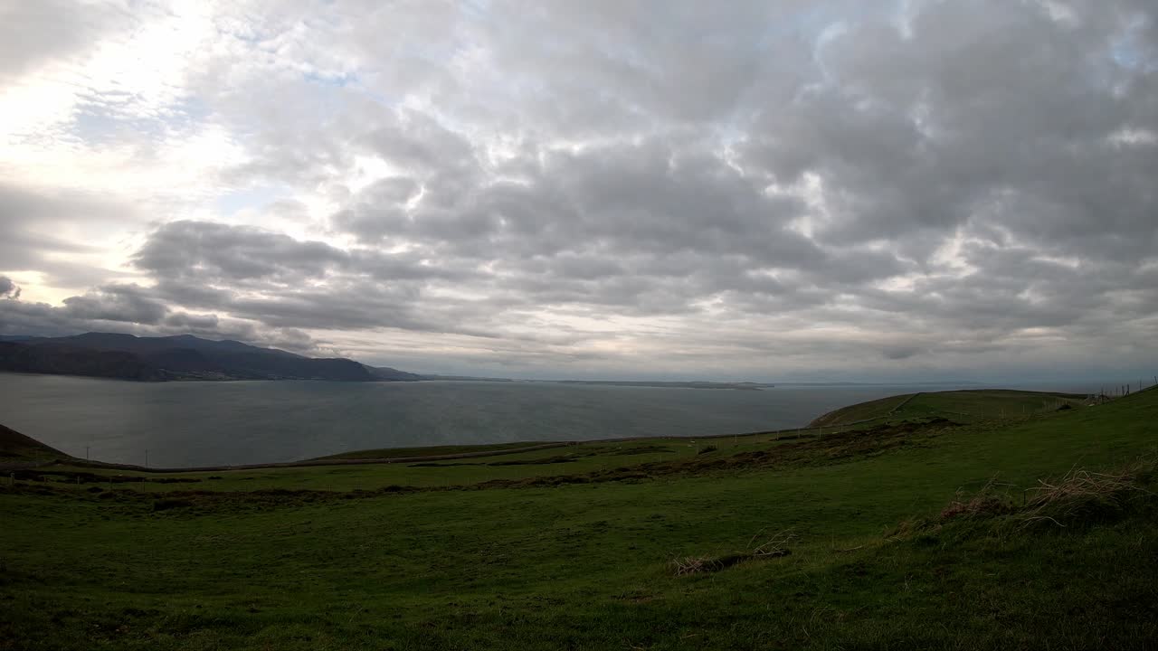 таймлапс утренней облачности, проходящей над зеленым горным ландшафтом уэльса