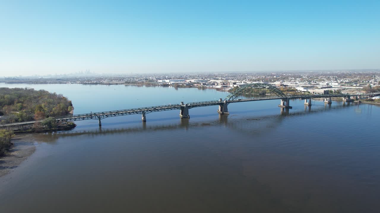 Ripresa con drone del ponte Tacony-Palmyra che attraversa il fiume Delaware tra Filadelfia e il New Jersey