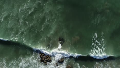 Luftaufnahme-Eines-Tropischen-Sandstrandes-Und-Meergrüner-Meereswellen