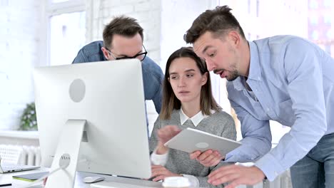 primer plano del equipo de inicio trabajando juntos en el escritorio y la tableta