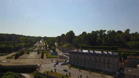 Toma-Aérea-De-Hermoso-Jardín-Público-Cuidado.-Parc-De-Saint-Cloud-Con-Fuentes.-París,-Francia