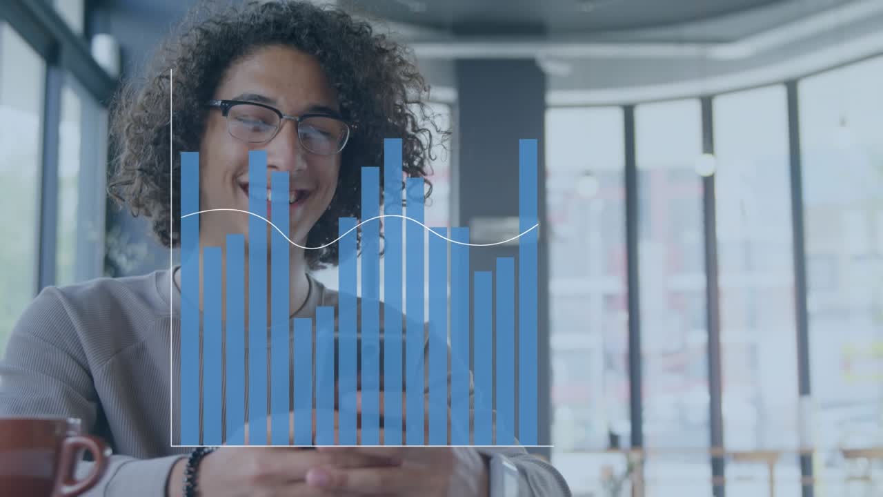 Animación del procesamiento de datos sobre un empresario que usa un smartphone