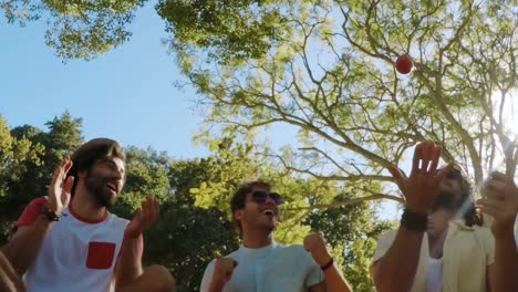amigos hipsters divirtiéndose en el festival de música