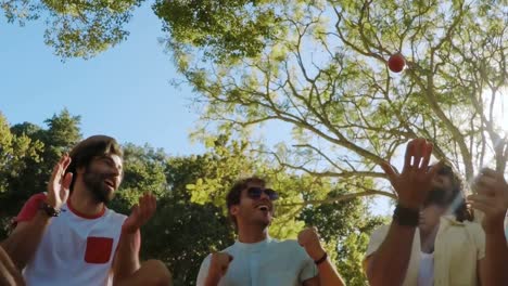 amigos hipsters divirtiéndose en el festival de música