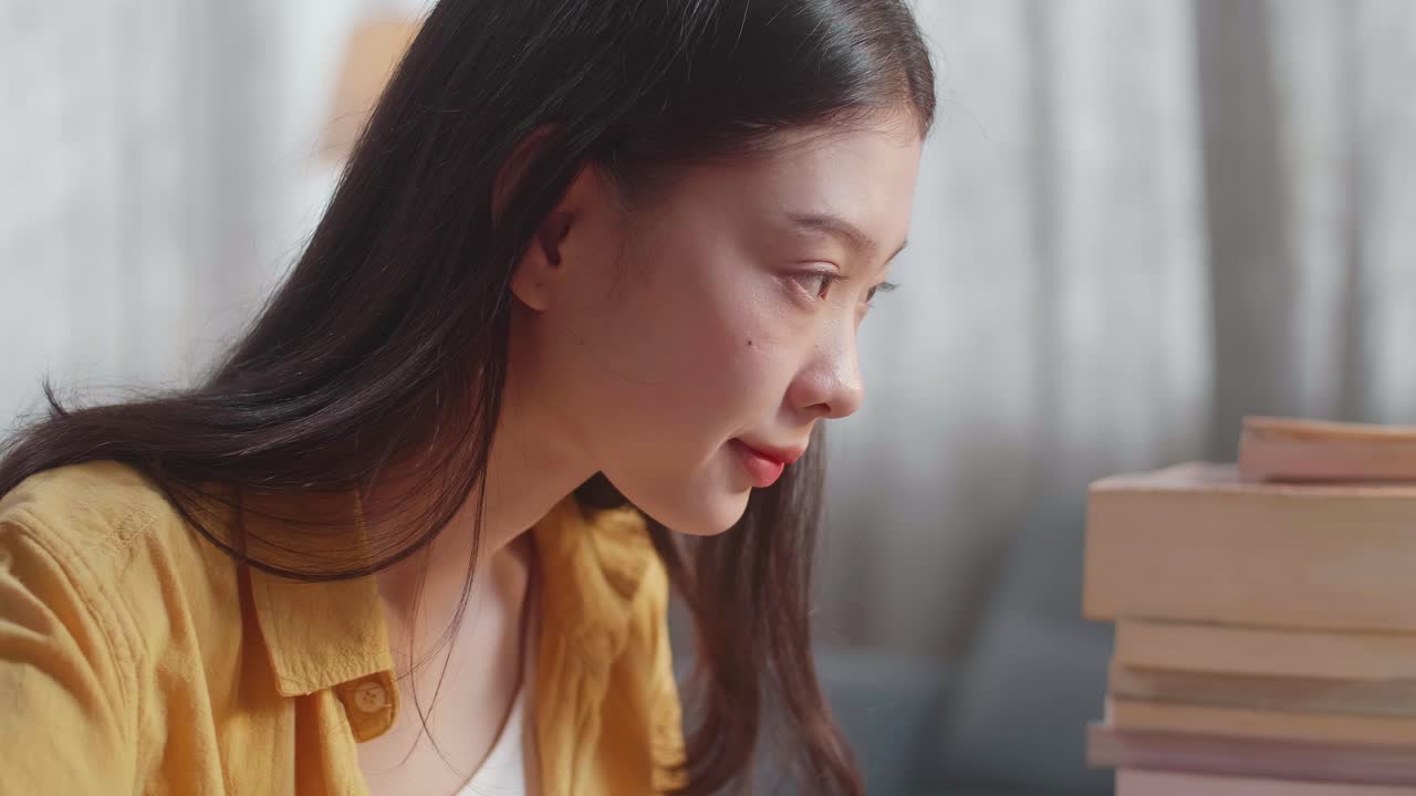 집에서 공부하는 젊은 여성