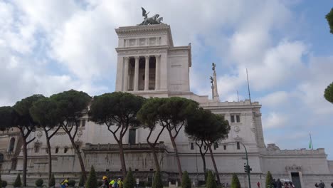 Vista-Lateral-Del-Monumento-Nacional-Victor-Emmanuel-Ii-Ubicado-En-Roma,-Capital-De-Italia