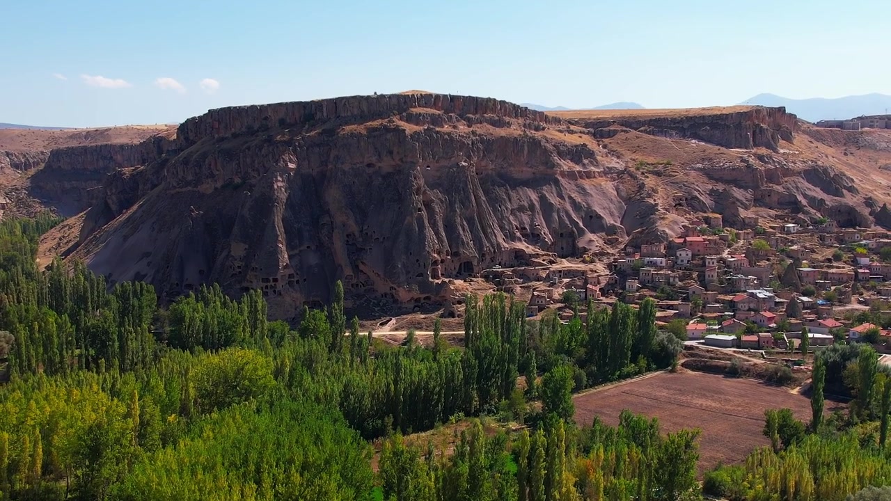Vista del paesaggio della Cappadocia con formazioni rocciose e vegetazione