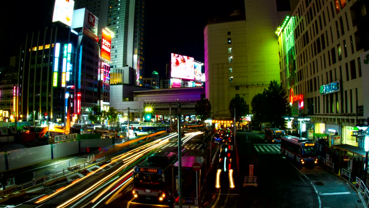 lapso nocturno 4k en el autobús de shibuya rotativo de bajo ángulo de tiro amplio