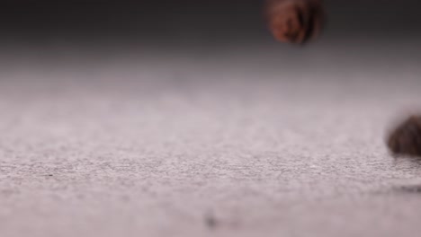 primer plano de granos de pimienta negra