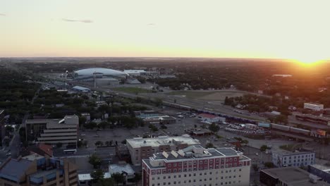 luftaufnahme über der stadt regina bei sonnenuntergang und dem mosaikstadion regina im hintergrund