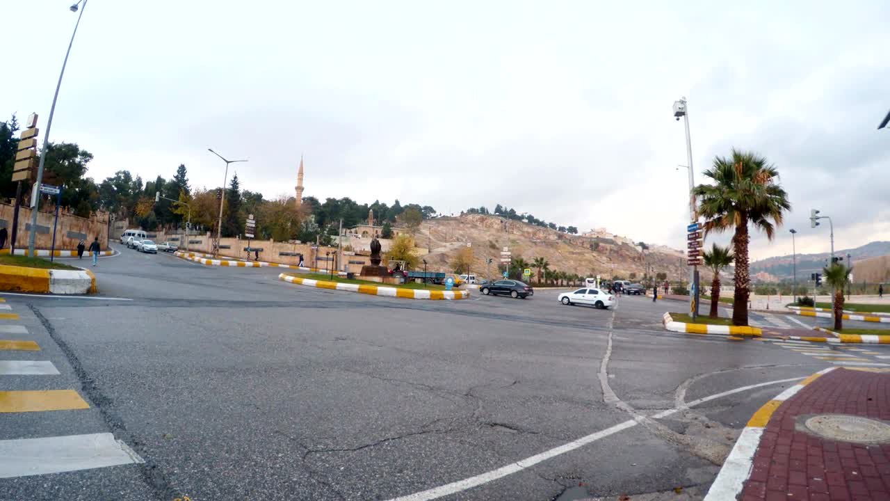 cruce de carreteras cerca de la ciudad de la cueva coches, gente, día nublado