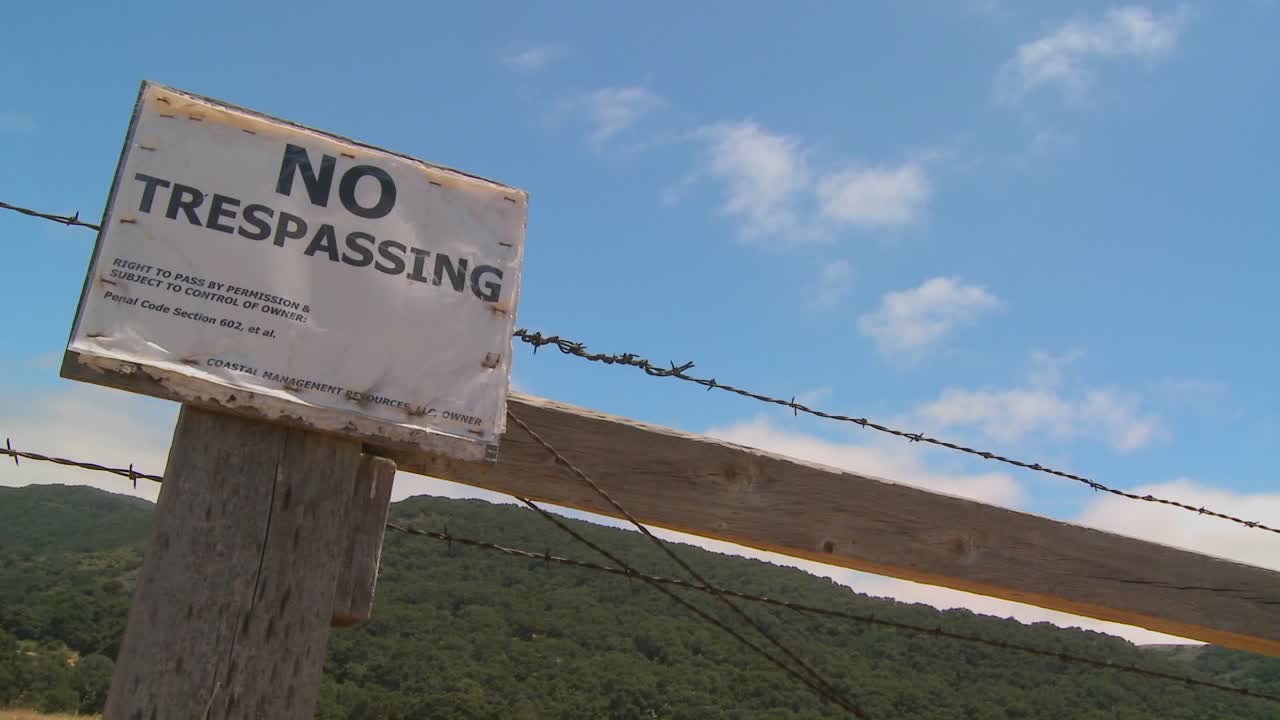 무단침입 금지 표지판을 지나는 구름의 시간 경과 1