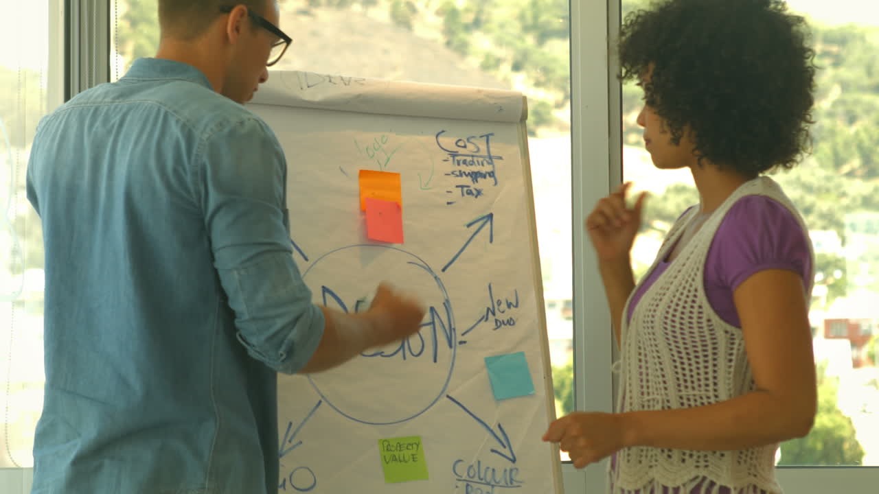 estudiantes que trabajan juntos durante la reunión