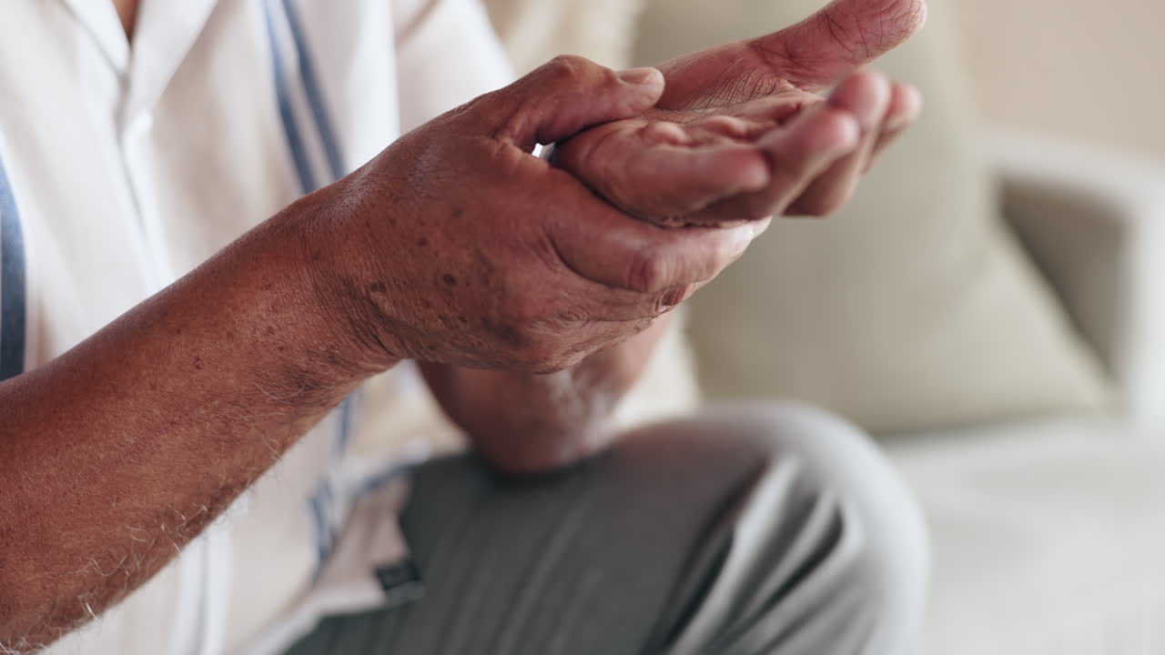 Persona anziana con dolore alla mano