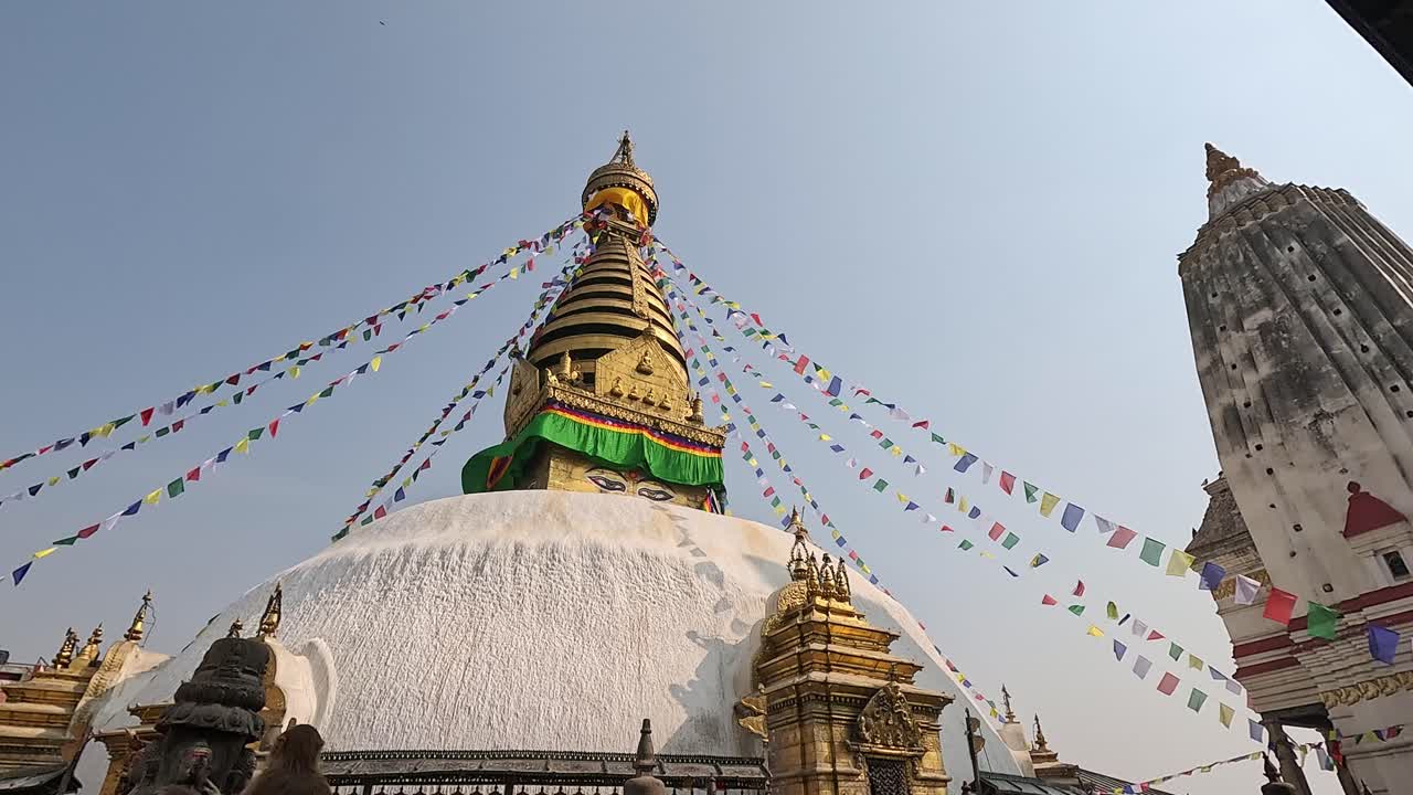 Kuuluisa Swayambhun stupa ja Pratappurin shikara Swayambhunathin buddhalaisessa temppelissä, Kathmandu, Kathmandun laakso, Nepal.