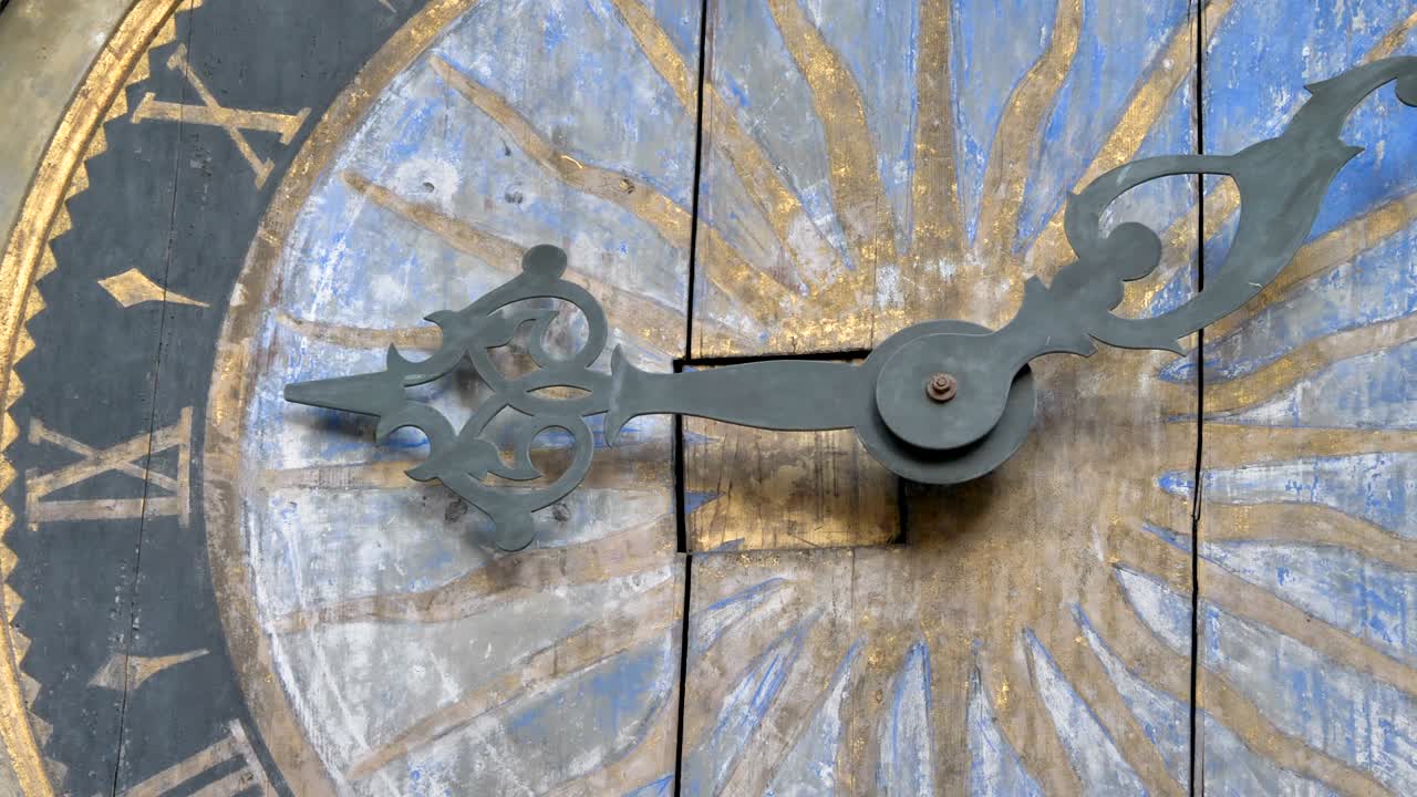 el gran viejo reloj de pared en la iglesia