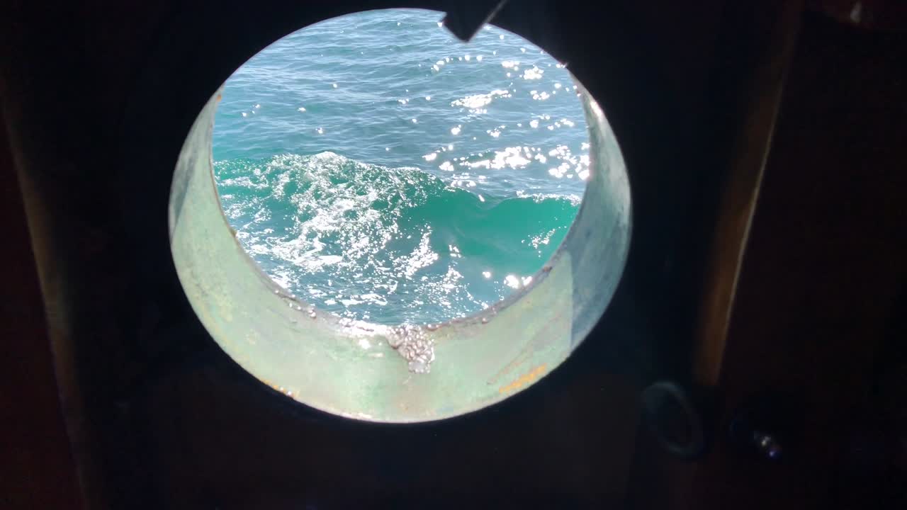 vista del mar atlántico a través de una ventana redonda del barco.