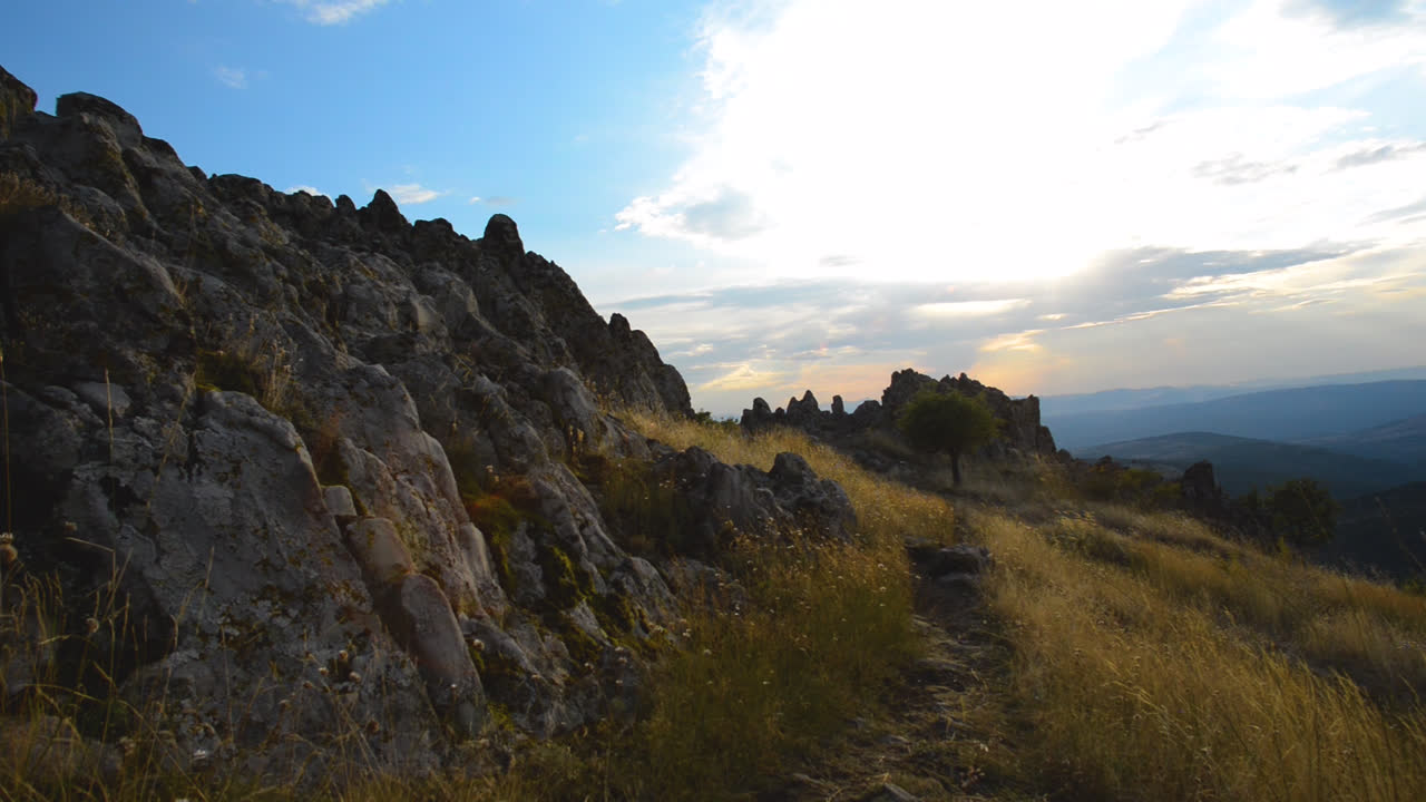 viento susurrando a través de la hierba en una región montañosa en macedonia