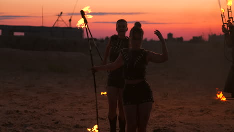 Bailarinas-Profesionales-Hacen-Un-Espectáculo-De-Fuego-Y-Una-Actuación-Pirotécnica-En-El-Festival-Con-Antorchas-Brillantes