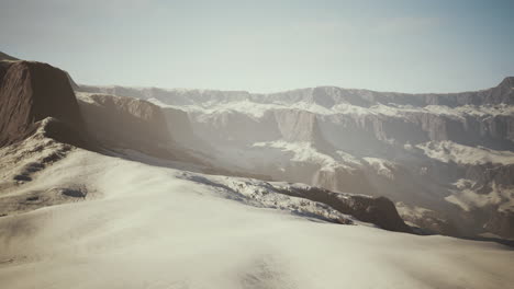 Fila-De-Acantilados-Oscuros-Y-Afilados-Que-Sobresalen-De-La-Nieve