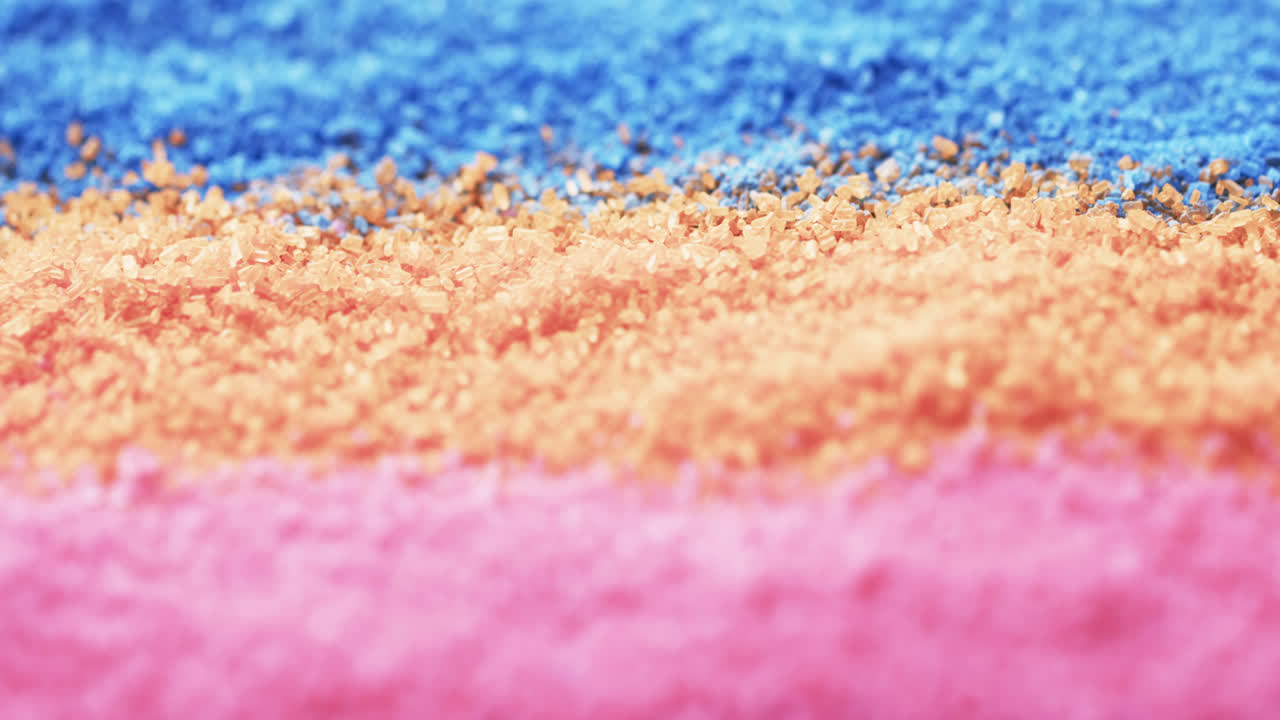 무지개 색의 모래 알 ⁇ 이와 복사 공간 배경의 클로즈업 비디오