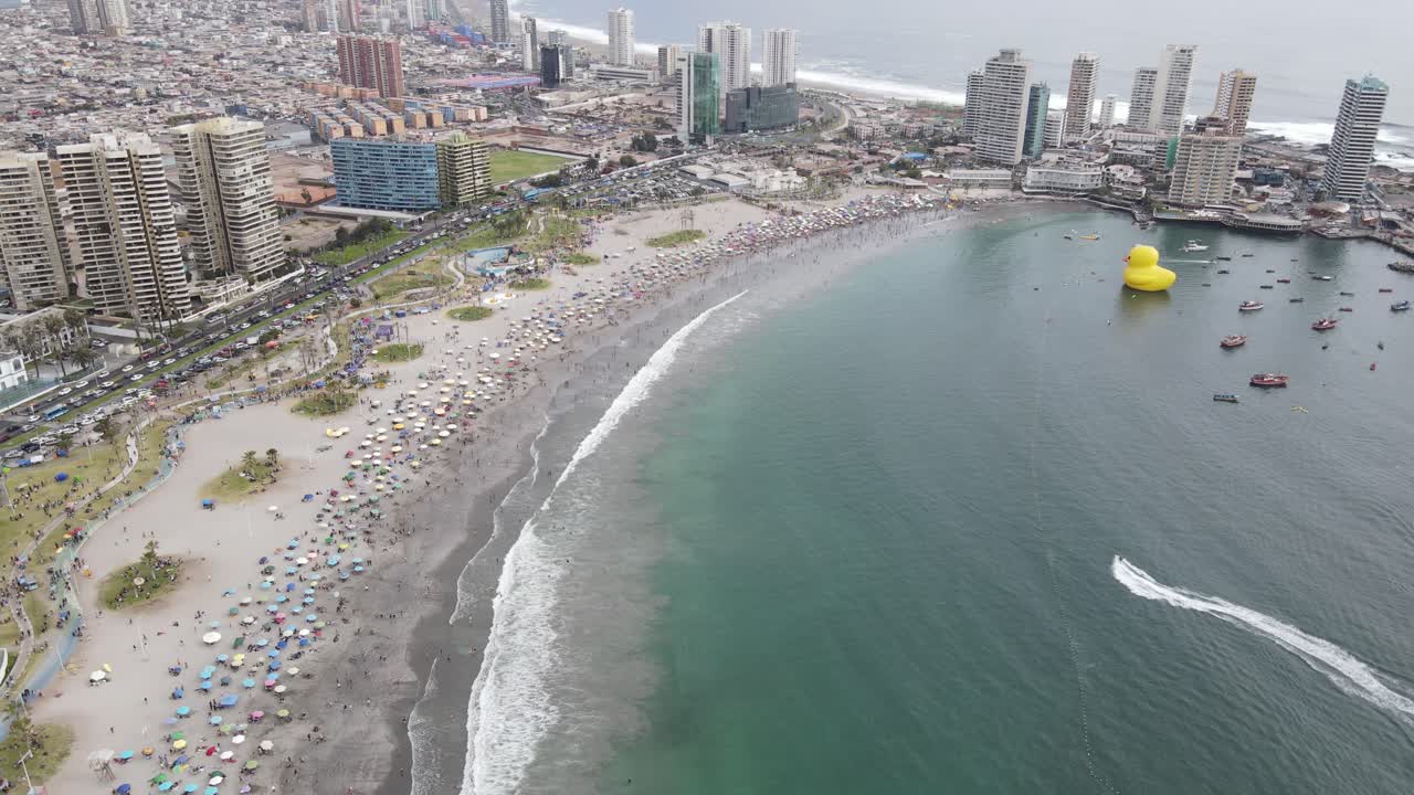 iquique, chile. vista aérea de una ciudad costera moderna