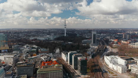 Dolly-Aéreo-En-Vista-De-La-Torre-De-Televisión-Heinrich-Hertz-Y-El-Paisaje-Urbano-De-Hamburgo