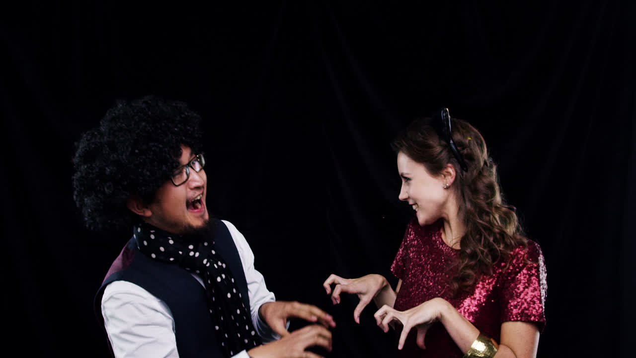 mujer sexy vestido rojo bailando ducha de dinero en la fiesta cámara lenta cabina de fotos