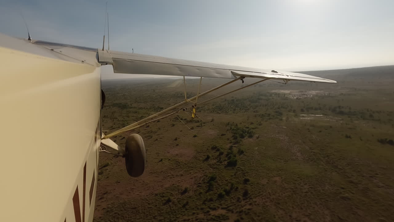 Hyperlapse di ampia ripresa aerea di un aereo in atterraggio