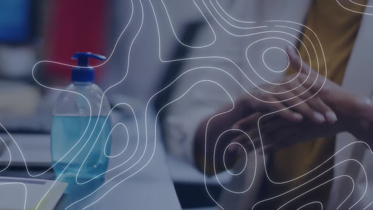 animación de líneas blancas sobre las manos de la mujer desinfectando