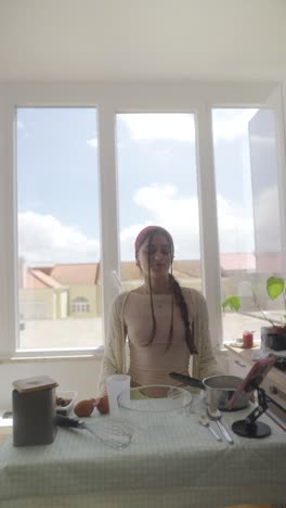 mujer cocinando en la cocina