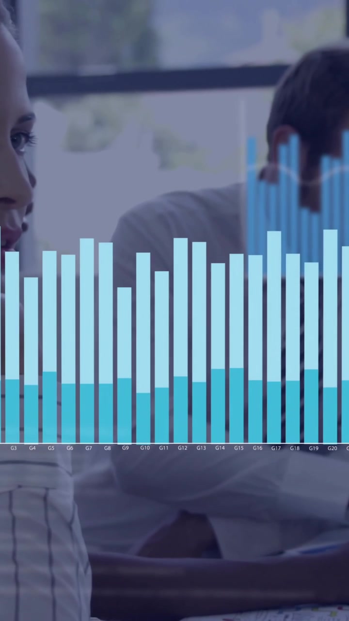 Animazione dell'elaborazione dei dati finanziari su diversi uomini d'affari in ufficio