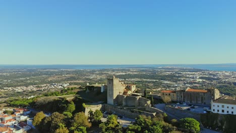 drone dando vueltas alrededor del castillo en palmela