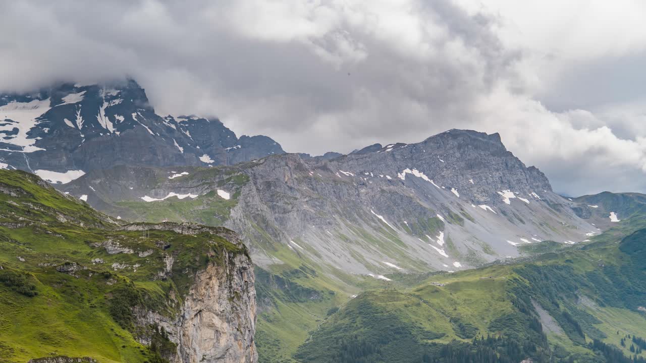 una filmación estacionaria de la región alpina de suiza, también conocida como los alpes suizos