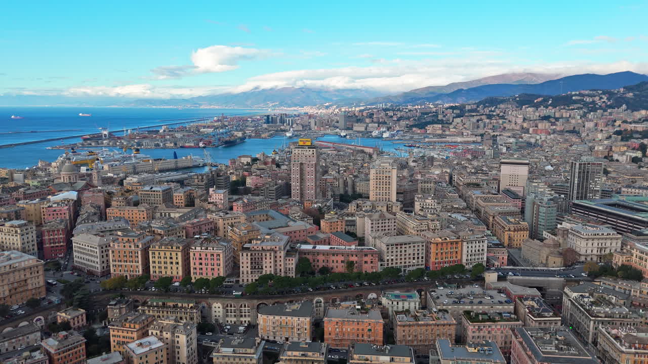 Vista aerea del centro di Genova con il porto, una scena urbana luminosa e vivace.
