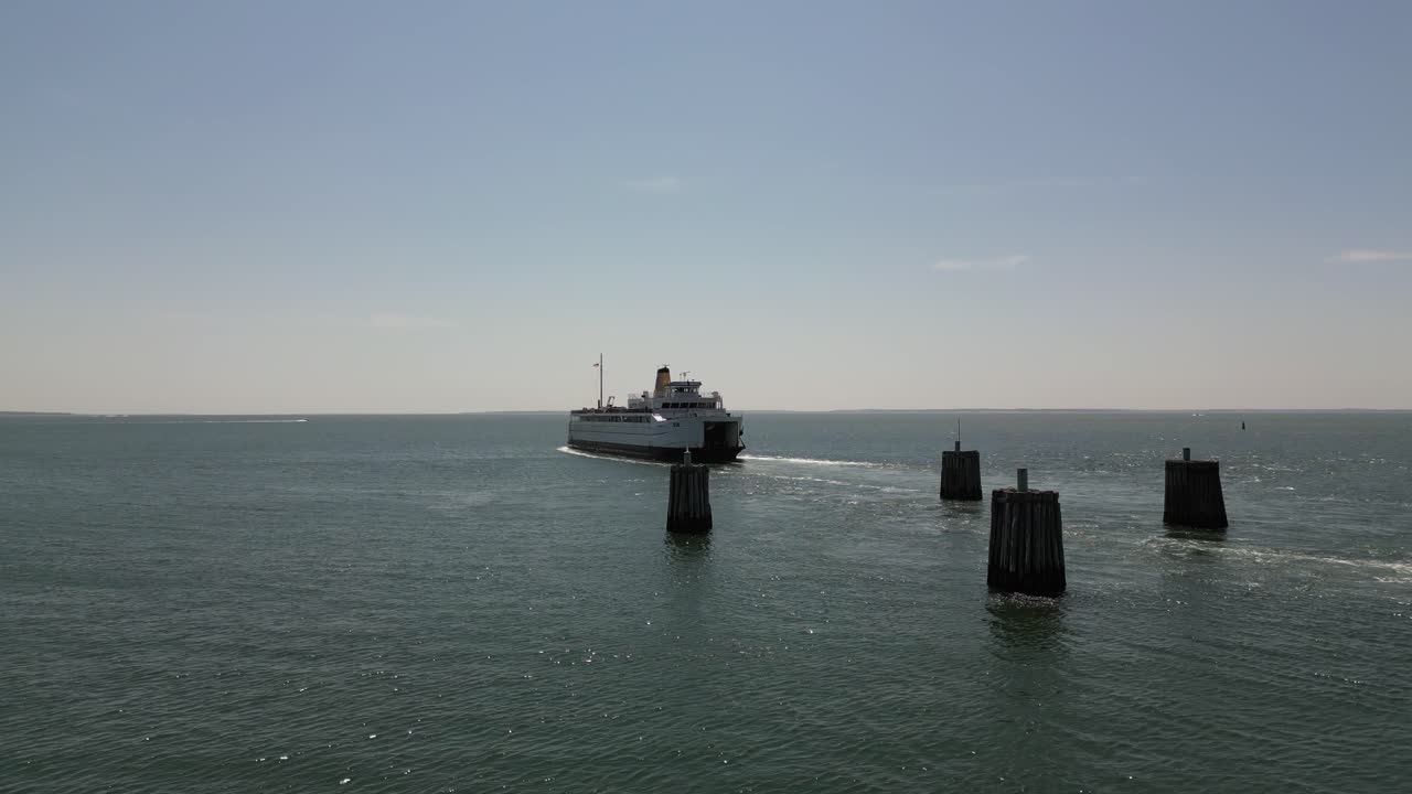 ⁇ 빛이 많은 날 로그 아일랜드의 오리엔트 포인트에서 터미널을 떠나는 페리의 낮은 고도 항공 사진