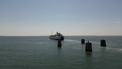 una vista aérea a baja altitud de un ferry que sale de la terminal en orient point en long island, ny en un día soleado