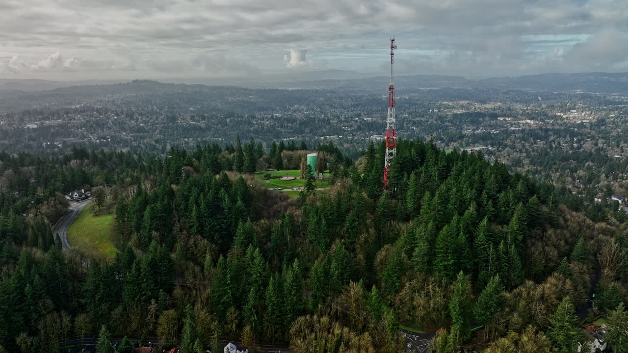 portland, oregón, antena v125, parque de la cresta del consejo de sobrevuelo ubicado en el punto más alto de las colinas del oeste en los vecindarios del suroeste que captura hermosas vistas de la cima de la colina - filmado con mavic 3 cine - agosto de 2022