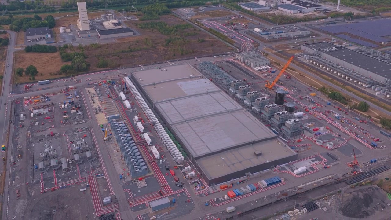 Vista aerea di un grande cantiere per data center industriale