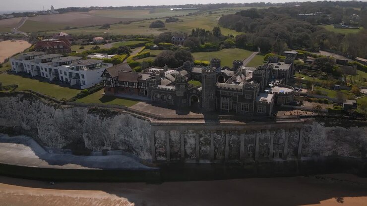 Castello di Kingsgate, costa del Kent, scogliera di gesso inglese, punto di riferimento della baia costiera. Vista aerea dall'alto con carrellata a sinistra