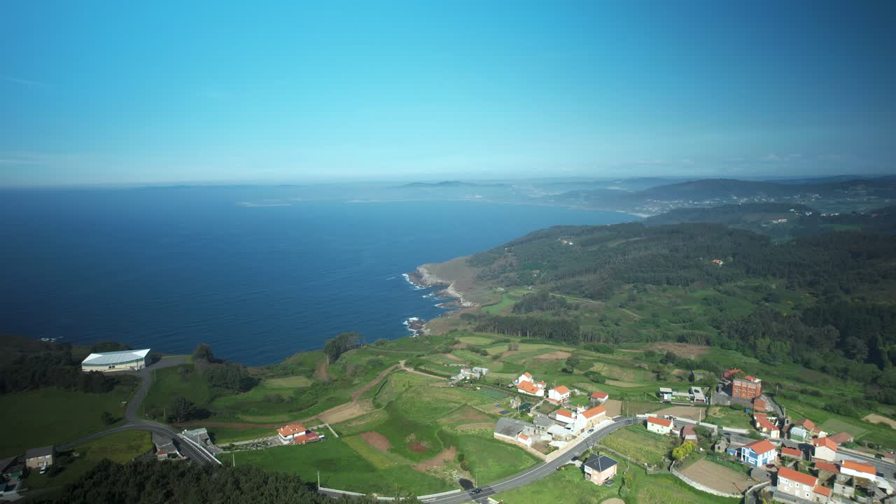Luftfoto af huse i en kystby med havudsigt i A Coruña, Spanien