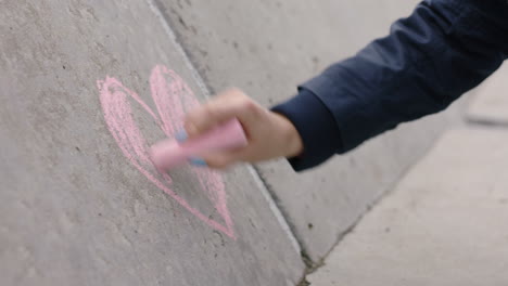 mujer joven dibujo a mano corazón usando tiza rosa feliz adolescente enamorada en el concepto del día de san valentín