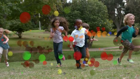 manchas móviles de luz de color con niños corriendo