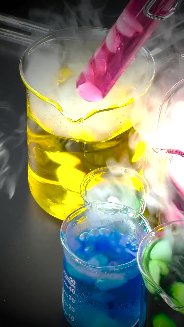 Esperimento vivace con ghiaccio secco e liquidi colorati